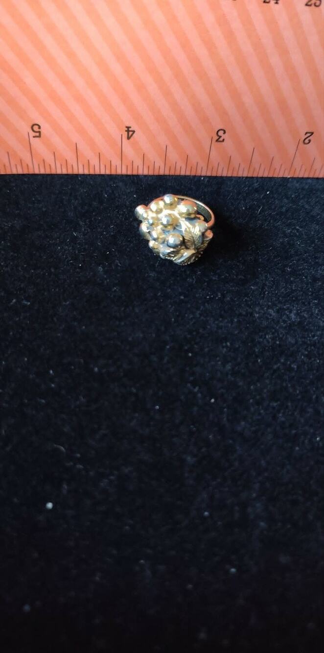 Vintage Sarah Coventry gold tone adjustable cluster grapes ring
